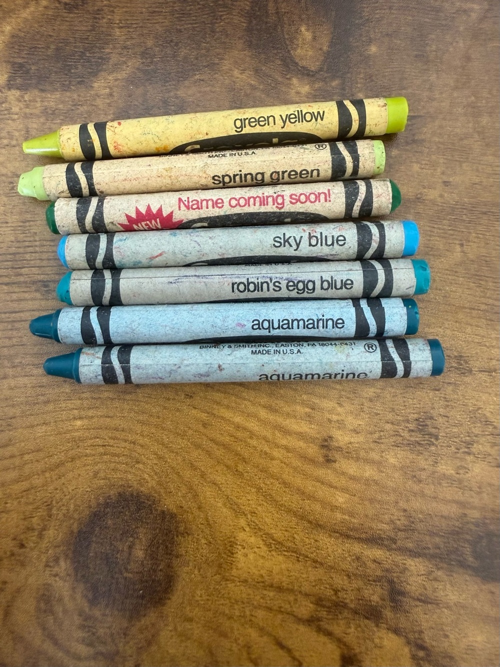 Set of vintage / collectible / discontinued Crayola crayons - assorted